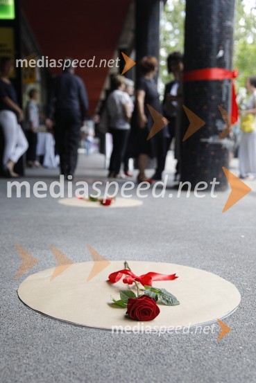 Levstikovi nagradi 2019 v roke Borisa A. Novaka in Jelki Godec Schmidt