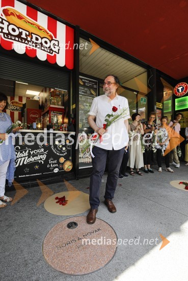  Boris A. Novak, pesnik, pisatelj, prevajalecLevstikovi nagradi 2019 v roke Borisa A. Novaka in Jelki Godec Schmidt