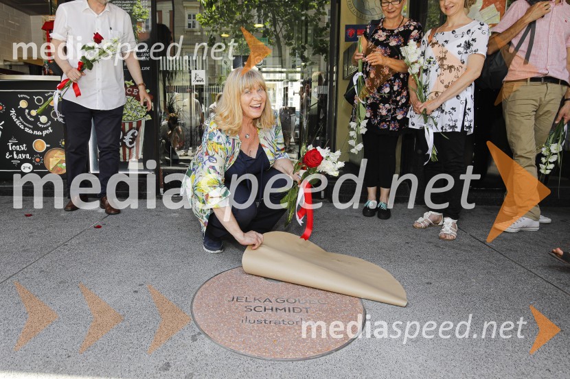  Jelka Godec Schmidt, ilustratorkaLevstikovi nagradi 2019 v roke Borisa A. Novaka in Jelki Godec Schmidt