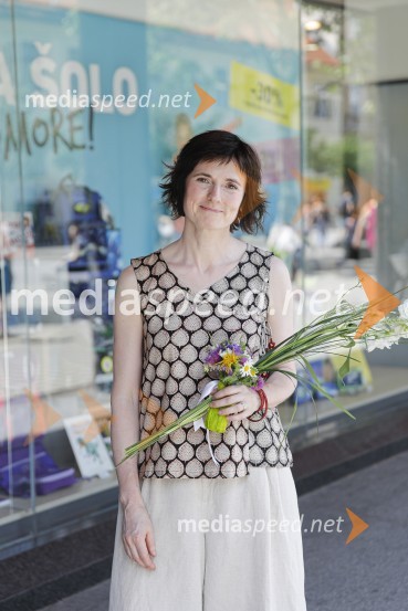  Ana Zavadlav, ilustratorkaLevstikovi nagradi 2019 v roke Borisa A. Novaka in Jelki Godec Schmidt