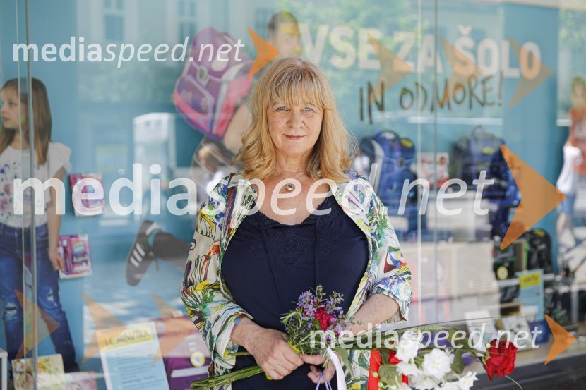  Jelka Godec Schmidt, ilustratorkaLevstikovi nagradi 2019 v roke Borisa A. Novaka in Jelki Godec Schmidt