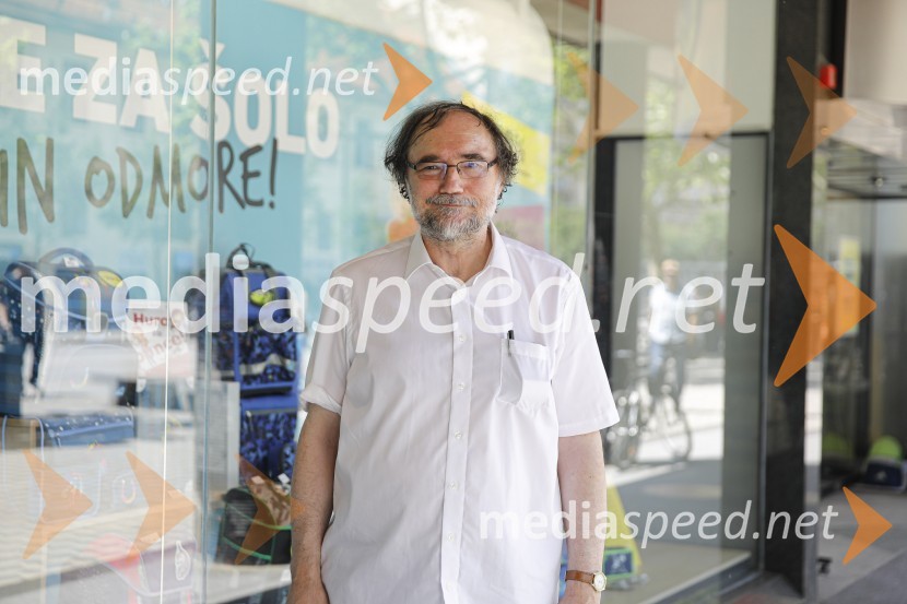  Boris A. Novak, pesnik, pisatelj, prevajalecLevstikovi nagradi 2019 v roke Borisa A. Novaka in Jelki Godec Schmidt