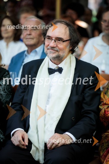  Boris A. Novak, pesnik, pisatelj, prevajalecLevstikovi nagradi 2019 v roke Borisa A. Novaka in Jelki Godec Schmidt