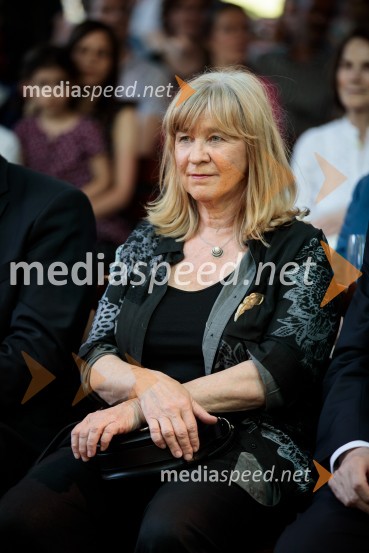  Jelka Godec Schmidt, ilustratorkaLevstikovi nagradi 2019 v roke Borisa A. Novaka in Jelki Godec Schmidt