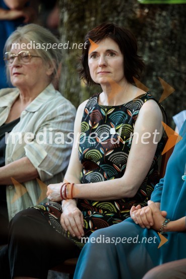  Ana Zavadlav, ilustratorkaLevstikovi nagradi 2019 v roke Borisa A. Novaka in Jelki Godec Schmidt