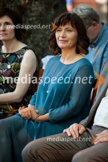  Anja Štefan, pisateljicaLevstikovi nagradi 2019 v roke Borisa A. Novaka in Jelki Godec Schmidt