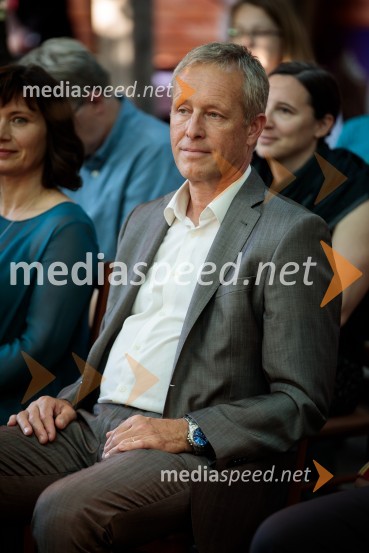  Bojan Švigelj, glavni urednik, Mladinska knjigaLevstikovi nagradi 2019 v roke Borisa A. Novaka in Jelki Godec Schmidt