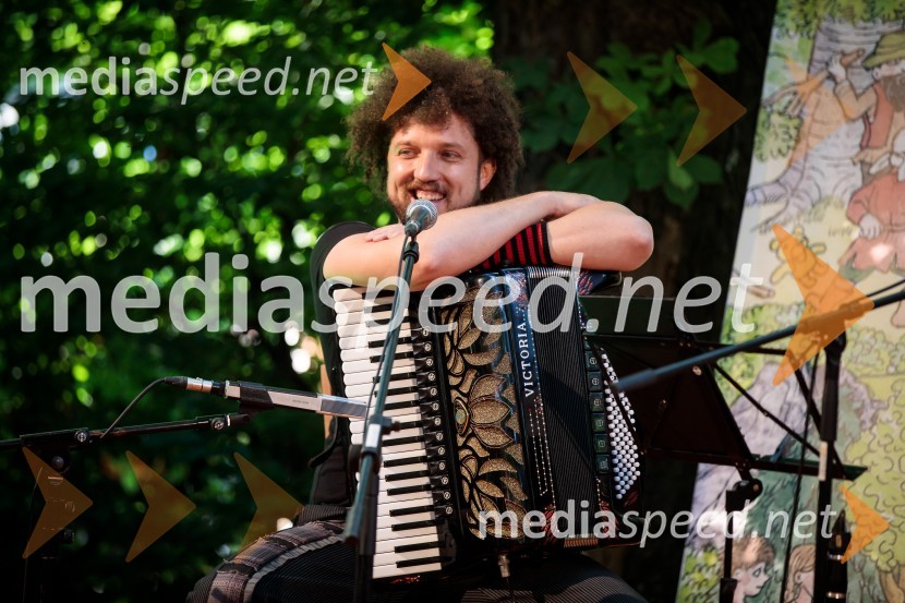  Janez Dovč, glasbenikLevstikovi nagradi 2019 v roke Borisa A. Novaka in Jelki Godec Schmidt