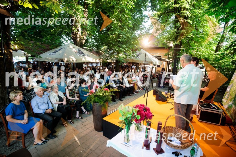 Levstikovi nagradi 2019 v roke Borisa A. Novaka in Jelki Godec Schmidt