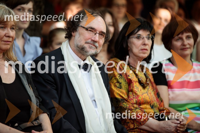  Boris A. Novak, pesnik, pisatelj, prevajalecLevstikovi nagradi 2019 v roke Borisa A. Novaka in Jelki Godec Schmidt