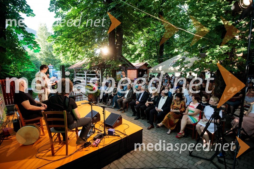 Levstikovi nagradi 2019 v roke Borisa A. Novaka in Jelki Godec Schmidt