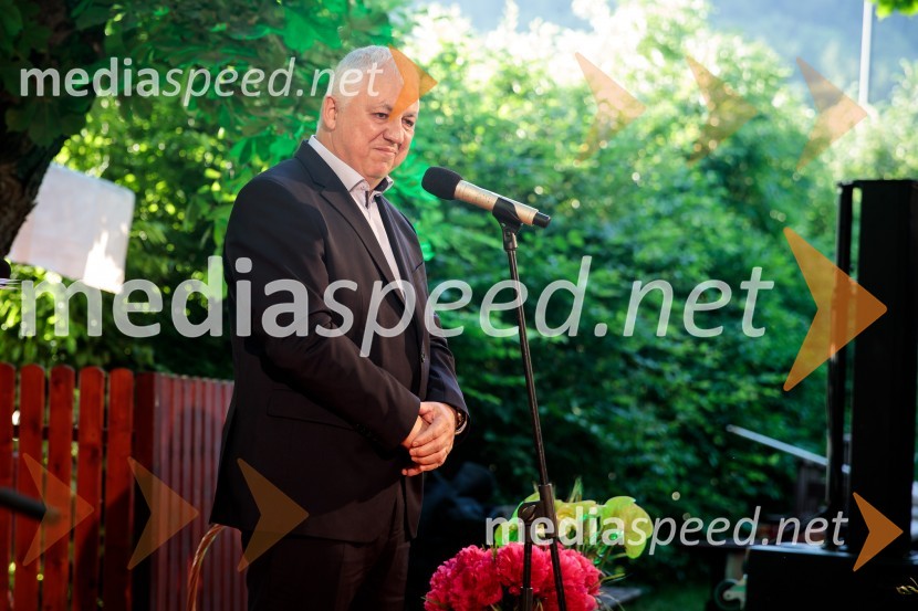  Peter Tomšič, predsednik uprave, Mladinska knjiga ZaložbaLevstikovi nagradi 2019 v roke Borisa A. Novaka in Jelki Godec Schmidt