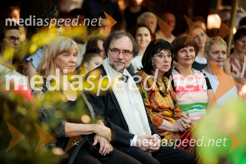  Jelka Godec Schmidt, ilustratorka;  Boris A. Novak, pesnik, pisatelj, prevajalec;  Svetlana Makarovič, pisateljica;   Irena Matko Lukan, urednica otroškega leposlovja, Mladinska knjigaLevstikovi nagradi 2019 v roke Borisa A. Novaka in Jelki Godec Schmidt