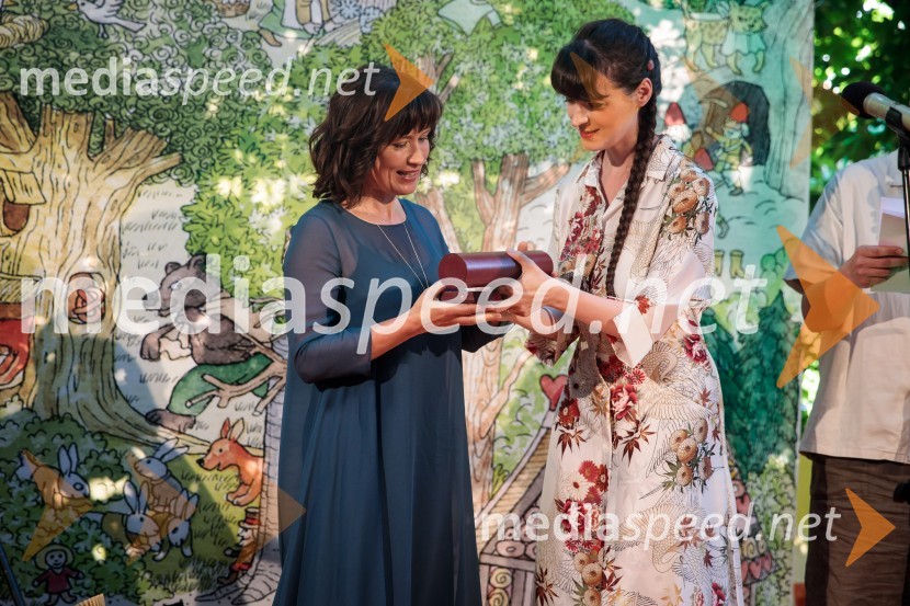  Anja Štefan, pisateljica;  ... Levstikovi nagradi 2019 v roke Borisa A. Novaka in Jelki Godec Schmidt