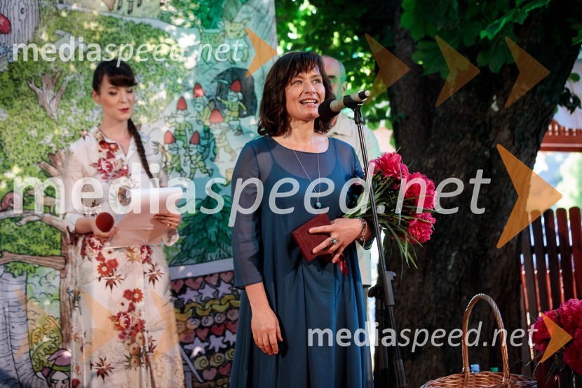  Anja Štefan, pisateljicaLevstikovi nagradi 2019 v roke Borisa A. Novaka in Jelki Godec Schmidt