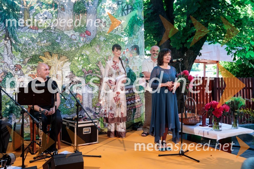  Anja Štefan, pisateljicaLevstikovi nagradi 2019 v roke Borisa A. Novaka in Jelki Godec Schmidt