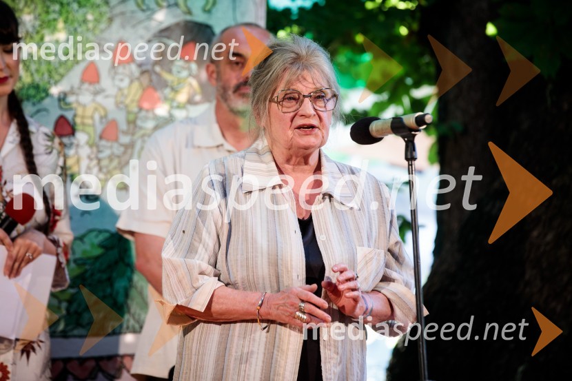  Jelka Reichman, slikarka in ilustratorkaLevstikovi nagradi 2019 v roke Borisa A. Novaka in Jelki Godec Schmidt