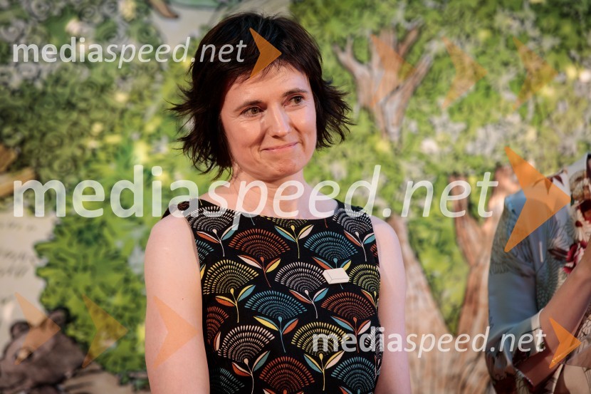  Ana Zavadlav, ilustratorkaLevstikovi nagradi 2019 v roke Borisa A. Novaka in Jelki Godec Schmidt