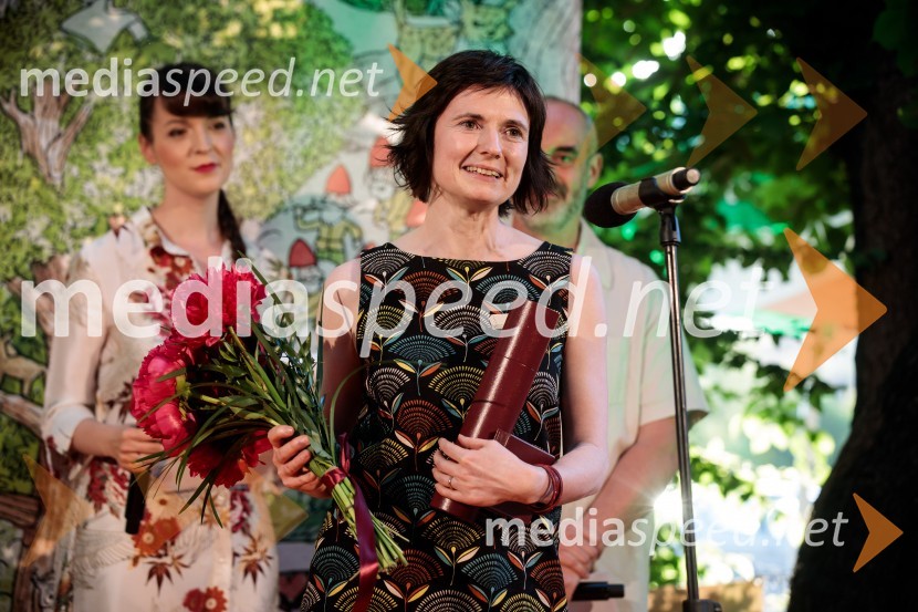  Ana Zavadlav, ilustratorkaLevstikovi nagradi 2019 v roke Borisa A. Novaka in Jelki Godec Schmidt