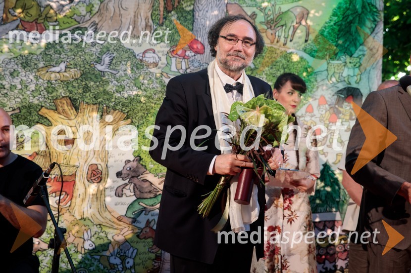  Boris A. Novak, pesnik, pisatelj, prevajalecLevstikovi nagradi 2019 v roke Borisa A. Novaka in Jelki Godec Schmidt