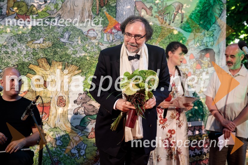  Boris A. Novak, pesnik, pisatelj, prevajalecLevstikovi nagradi 2019 v roke Borisa A. Novaka in Jelki Godec Schmidt