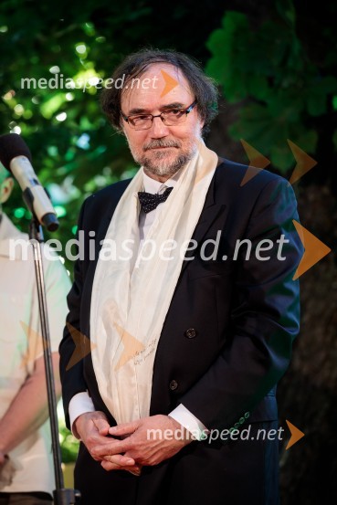  Boris A. Novak, pesnik, pisatelj, prevajalecLevstikovi nagradi 2019 v roke Borisa A. Novaka in Jelki Godec Schmidt