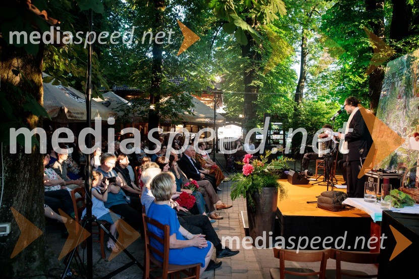 Levstikovi nagradi 2019 v roke Borisa A. Novaka in Jelki Godec Schmidt