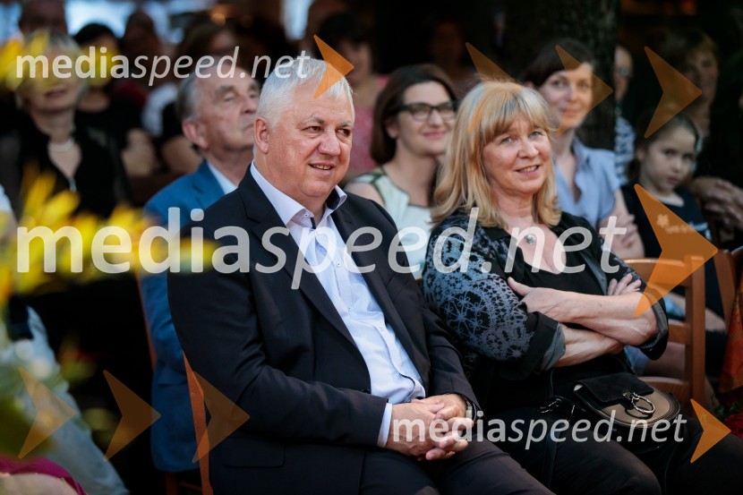  Peter Tomšič, predsednik uprave, Mladinska knjiga Založba;  Jelka Godec Schmidt, ilustratorkaLevstikovi nagradi 2019 v roke Borisa A. Novaka in Jelki Godec Schmidt