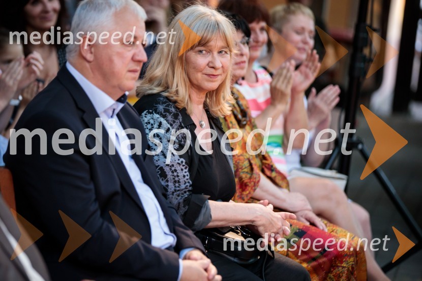  Jelka Godec Schmidt, ilustratorkaLevstikovi nagradi 2019 v roke Borisa A. Novaka in Jelki Godec Schmidt