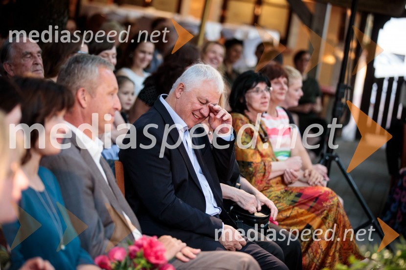  Bojan Švigelj, glavni urednik, Mladinska knjigaLevstikovi nagradi 2019 v roke Borisa A. Novaka in Jelki Godec Schmidt