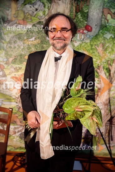  Boris A. Novak, pesnik, pisatelj, prevajalecLevstikovi nagradi 2019 v roke Borisa A. Novaka in Jelki Godec Schmidt