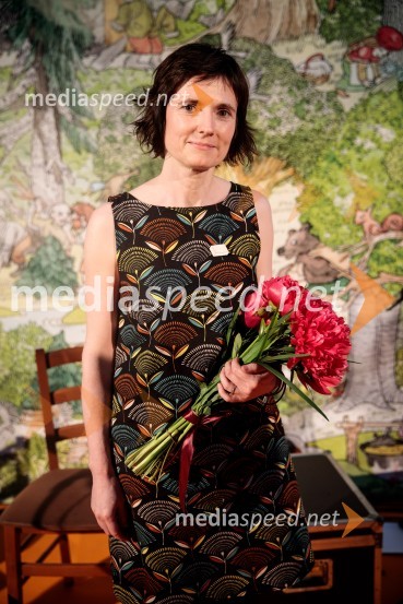  Ana Zavadlav, ilustratorkaLevstikovi nagradi 2019 v roke Borisa A. Novaka in Jelki Godec Schmidt