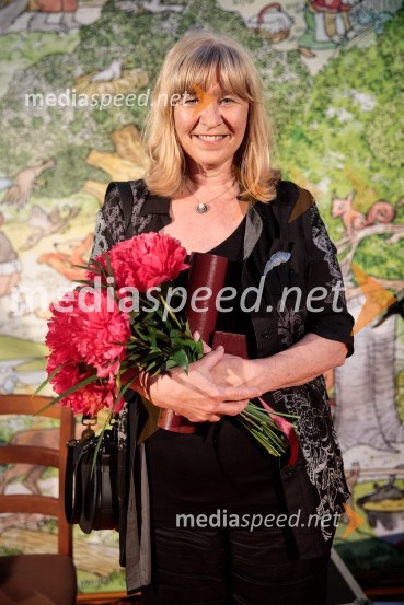  Jelka Godec Schmidt, ilustratorkaLevstikovi nagradi 2019 v roke Borisa A. Novaka in Jelki Godec Schmidt