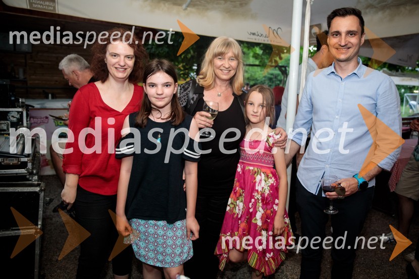 Levstikovi nagradi 2019 v roke Borisa A. Novaka in Jelki Godec Schmidt