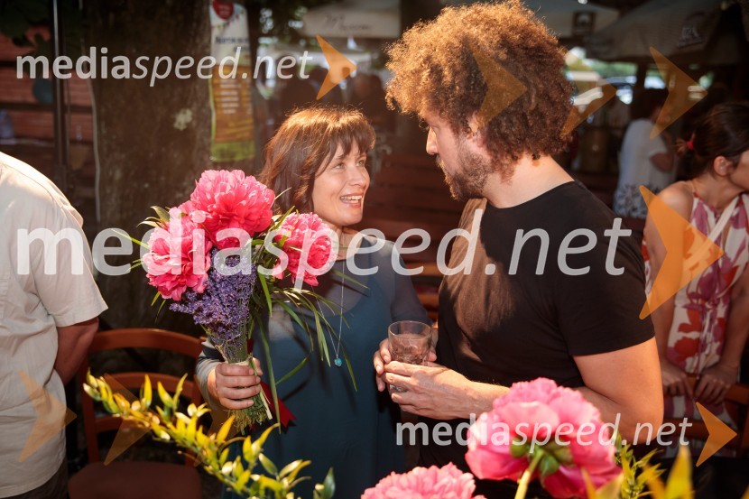 Levstikovi nagradi 2019 v roke Borisa A. Novaka in Jelki Godec Schmidt