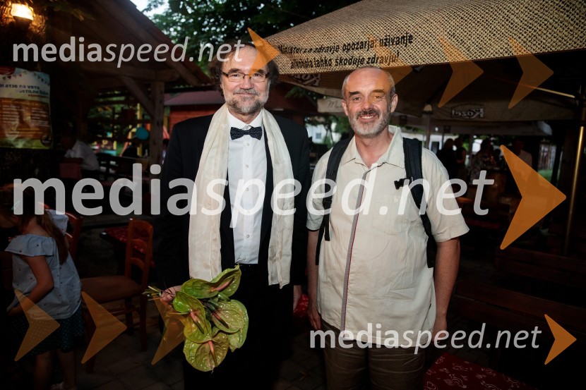  Boris A. Novak, pesnik, pisatelj, prevajalecLevstikovi nagradi 2019 v roke Borisa A. Novaka in Jelki Godec Schmidt