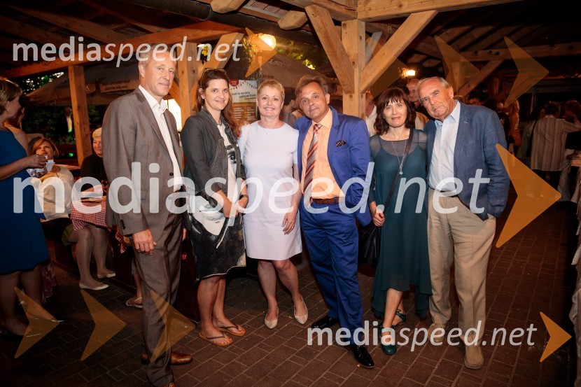 Levstikovi nagradi 2019 v roke Borisa A. Novaka in Jelki Godec Schmidt