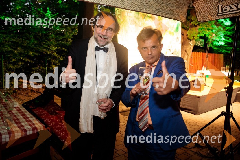  Boris A. Novak, pesnik, pisatelj, prevajalecLevstikovi nagradi 2019 v roke Borisa A. Novaka in Jelki Godec Schmidt