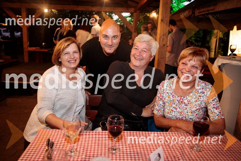 Levstikovi nagradi 2019 v roke Borisa A. Novaka in Jelki Godec Schmidt