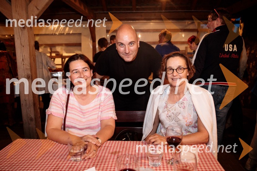 Levstikovi nagradi 2019 v roke Borisa A. Novaka in Jelki Godec Schmidt