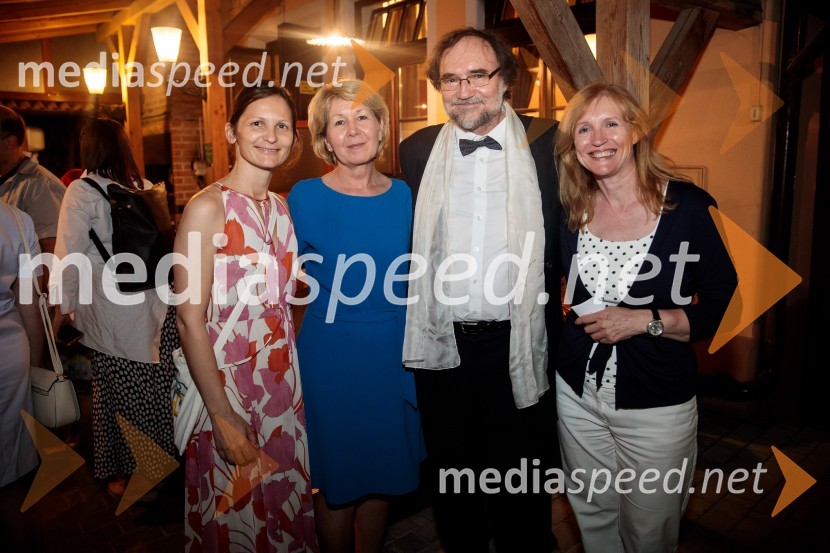 Levstikovi nagradi 2019 v roke Borisa A. Novaka in Jelki Godec Schmidt