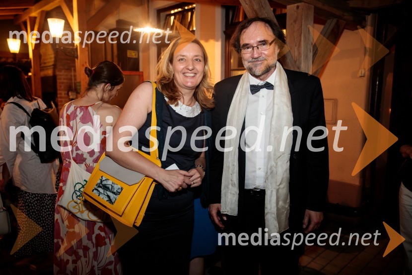 Levstikovi nagradi 2019 v roke Borisa A. Novaka in Jelki Godec Schmidt