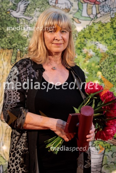  Jelka Godec Schmidt, ilustratorkaLevstikovi nagradi 2019 v roke Borisa A. Novaka in Jelki Godec Schmidt