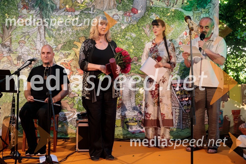  Jelka Godec Schmidt, ilustratorkaLevstikovi nagradi 2019 v roke Borisa A. Novaka in Jelki Godec Schmidt