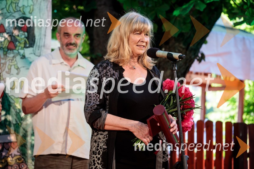  Jelka Godec Schmidt, ilustratorkaLevstikovi nagradi 2019 v roke Borisa A. Novaka in Jelki Godec Schmidt