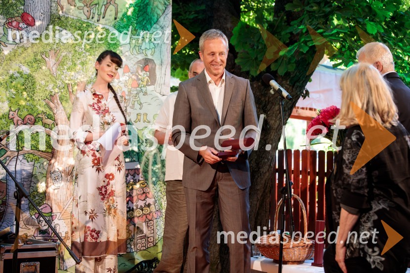  Bojan Švigelj, glavni urednik, Mladinska knjigaLevstikovi nagradi 2019 v roke Borisa A. Novaka in Jelki Godec Schmidt