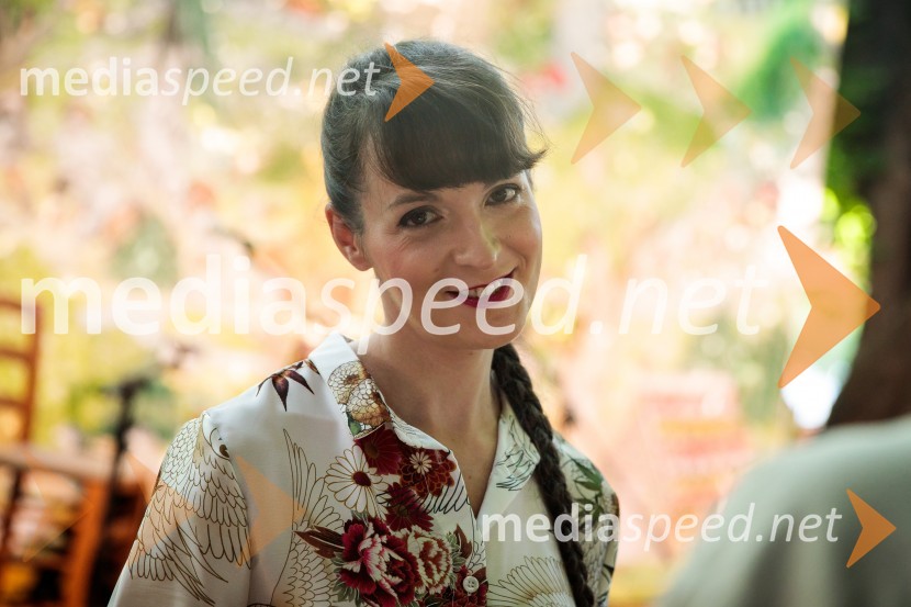 Levstikovi nagradi 2019 v roke Borisa A. Novaka in Jelki Godec Schmidt