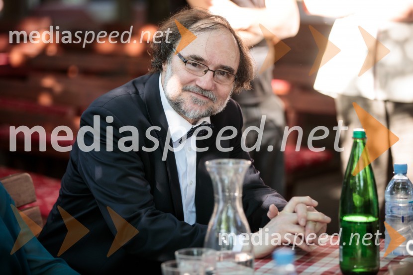  Boris A. Novak, pesnik, pisatelj, prevajalecLevstikovi nagradi 2019 v roke Borisa A. Novaka in Jelki Godec Schmidt