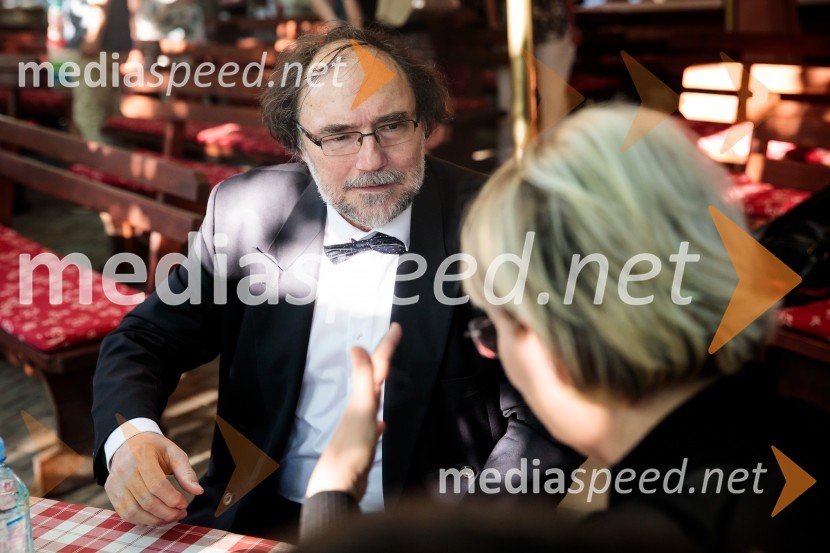  Boris A. Novak, pesnik, pisatelj, prevajalecLevstikovi nagradi 2019 v roke Borisa A. Novaka in Jelki Godec Schmidt