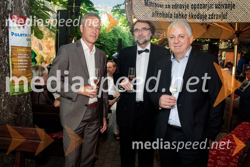  Bojan Švigelj, glavni urednik, Mladinska knjiga;  Boris A. Novak, pesnik, pisatelj, prevajalec;  Peter Tomšič, predsednik uprave, Mladinska knjiga ZaložbaLevstikovi nagradi 2019 v roke Borisa A. Novaka in Jelki Godec Schmidt